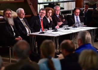 Über die Braunschweigische Identität debattierten: Autor Peter Schanz, Ministerpräsident a.D. Gerhard Glogowski, Moderator Armin Maus, Museumsdirektorin Dr. Heike Pöppelmann, Journalist Robert von Lucius, SBK-Präsident Tobias Henkel. Foto Stiftung Braunschweigischer Kulturbesitz/Andreas Greiner-Napp