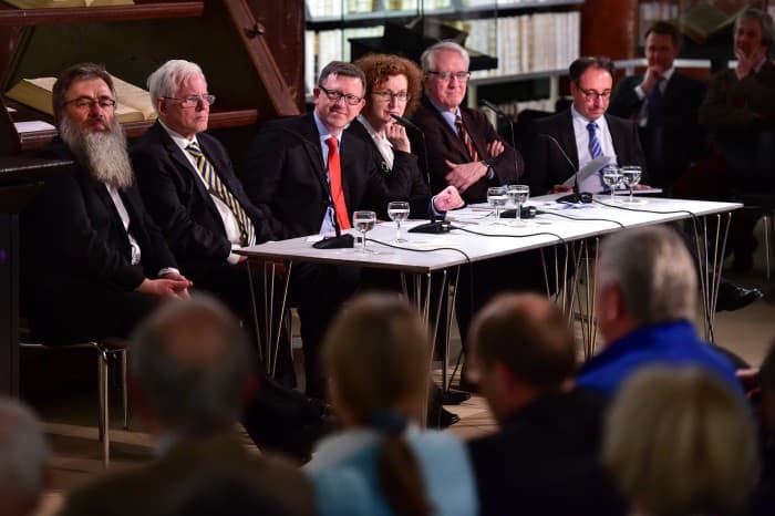 Über die Braunschweigische Identität debattierten: Autor Peter Schanz, Ministerpräsident a.D. Gerhard Glogowski, Moderator Armin Maus, Museumsdirektorin Dr. Heike Pöppelmann, Journalist Robert von Lucius, SBK-Präsident Tobias Henkel. Foto Stiftung Braunschweigischer Kulturbesitz/Andreas Greiner-Napp