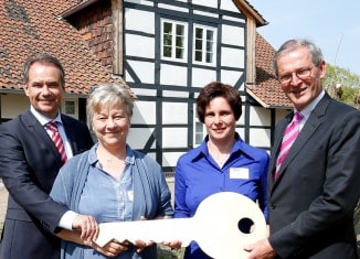 Oberbürgermeister Ulrich Markurth (l.) und Henning Borek, Vorsitzender der Bürgerschaft Riddagshausen, überreichten symbolisch den Schlüssel zum Haus Entenfang an Rangerin Anke Kätzel (2.v.r.) und Eveline Klonsdorf, Mitarbeiterin im Haus Entenfang. Foto: Stadt BS/Nielsen