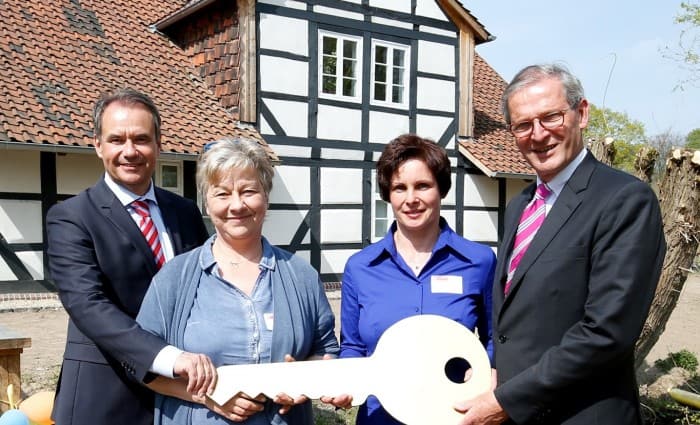 Oberbürgermeister Ulrich Markurth (l.) und Henning Borek, Vorsitzender der Bürgerschaft Riddagshausen, überreichten symbolisch den Schlüssel zum Haus Entenfang an Rangerin Anke Kätzel (2.v.r.) und Eveline Klonsdorf, Mitarbeiterin im Haus Entenfang. Foto: Stadt BS/Nielsen