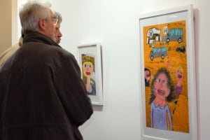 Die Bilder der Ausstellung „Im Augen_Blick“ faszinieren die Betrachter. Foto: Lebenshilfe/Hans Wesker