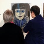 Die Bilder der Ausstellung „Im Augen_Blick“ faszinieren die Betrachter. Foto: Lebenshilfe/Hans Wesker