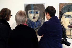 Die Bilder der Ausstellung „Im Augen_Blick“ faszinieren die Betrachter. Foto: Lebenshilfe/Hans Wesker