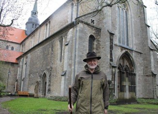 Pilgerbegleiter Dieter Prüschenk auf dem Braunschweiger Jakobsweg vor der Riddagshäuser Klosterkirche. Foto: Ralph-Herbert Meyer