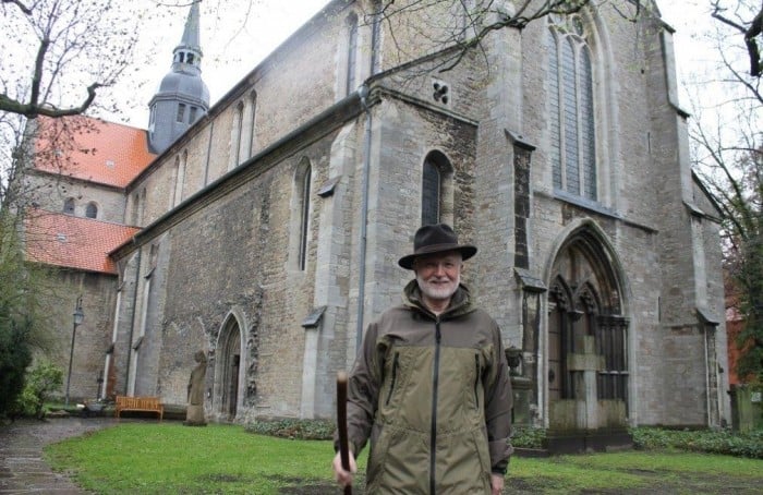 Pilgerbegleiter Dieter Prüschenk auf dem Braunschweiger Jakobsweg vor der Riddagshäuser Klosterkirche. Foto: Ralph-Herbert Meyer