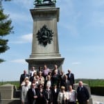 Die Reisegruppe vor dem Denkmal. Foto privat