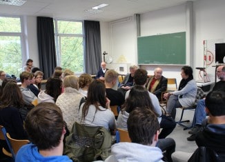 Sally Perel berichtet den Schülern, wie er den Nationalsozialismus überlebte. Foto: Neue Oberschule