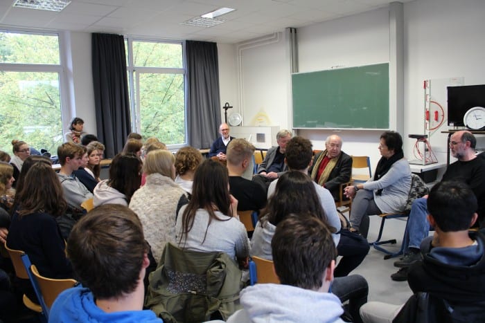 Sally Perel berichtet den Schülern, wie er den Nationalsozialismus überlebte. Foto: Neue Oberschule