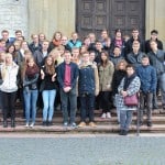 Ein Gruppenfoto vor dem in der NS-Zeit errichteten Gemeinschaftshaus in der Südstadt. Foto: Neue Oberschule