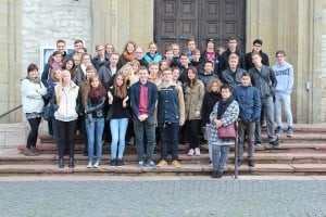 Ein Gruppenfoto vor dem in der NS-Zeit errichteten Gemeinschaftshaus in der Südstadt. Foto: Neue Oberschule