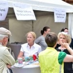 An den Ständen gab es viele Gespräche (hier die Richard Borek Stiftung). Foto: Andreas Greiner-Napp