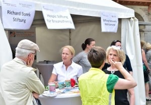 An den Ständen gab es viele Gespräche (hier die Richard Borek Stiftung). Foto: Andreas Greiner-Napp