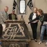 Textilrestauratorin Sabine Kießler zeigt Erika Borek und Hans Kolmsee (links) sowie Thomas Musahl vom Herzoglich Braunschweigischen Feldcorps Details am restaurierten Sarg. Die Frontseite zeigt die Initialen „FW“. Foto: Peter Sierigk