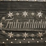 An der einen Seite steht „Frühverklärter“. Foto: Peter Sierigk