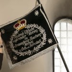 Auch die gekreuzten Fahnen hinter dem Sarg wurden gereinigt. Foto: Peter Sierigk