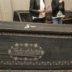 Der Sarg des „Schwarzen Herzogs“ in der Krypta des Doms. Foto: Peter Sierigk