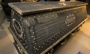 In dem Sarg aus Holz ist ein Zweiter aus Blei eingearbeitet, in dem der Leichnam des „Schwarzen Herzogs“ liegt. Foto: Peter Sierigk