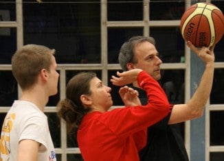 Hanna Ballhaus zeigt Alexander Grau, einer von drei Coaches der Trainerakademie, wie man beim Basketball richtig wirft. Foto: Girls Baskets Regio 38