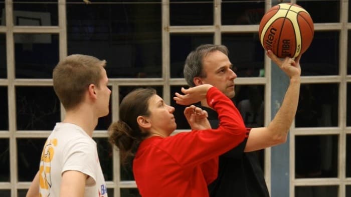 Hanna Ballhaus zeigt Alexander Grau, einer von drei Coaches der Trainerakademie, wie man beim Basketball richtig wirft. Foto: Girls Baskets Regio 38