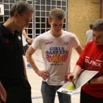 Hanna Ballhaus zeigt einen Spielzug. Foto: Girls Baskets Regio 38