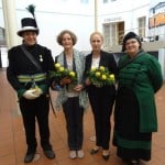 Dompredigerin Cornelia Götz und Erika Borek von der Richard Borek Stiftung eingerahmt von Mitgliedern des Vereins Herzoglich Braunschweigisches Feldcorps. Foto: Richard Borek Stiftung