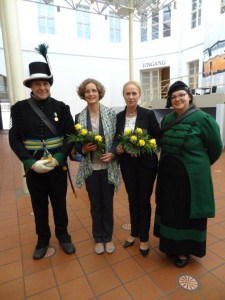 Dompredigerin Cornelia Götz und Erika Borek von der Richard Borek Stiftung eingerahmt von Mitgliedern des Vereins Herzoglich Braunschweigisches Feldcorps. Foto: Richard Borek Stiftung