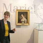 Anne-Kristin Rullmann, die Leiterin des Schlossmuseums, vor einem Porträt von Marie. Foto: Peter Sierigk