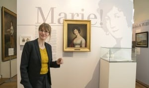 Anne-Kristin Rullmann, die Leiterin des Schlossmuseums, vor einem Porträt von Marie. Foto: Peter Sierigk