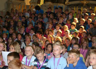 Jeweils 200 Grundschüler beschäftigten sich in der St. Stephani-Kirche einen Tag lang anlässlich einer Theateraufführung mit dem biblischen König David. Foto: Ralph Beims, St. Stepani-Kirche