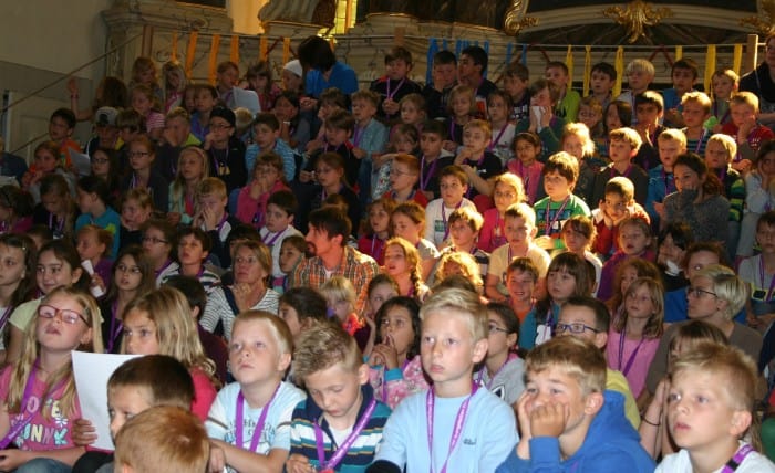 Jeweils 200 Grundschüler beschäftigten sich in der St. Stephani-Kirche einen Tag lang anlässlich einer Theateraufführung mit dem biblischen König David. Foto: Ralph Beims, St. Stepani-Kirche