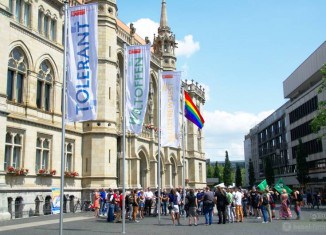 Die Flaggen vor dem Rathaus wehen bis zum Sommerlochfestival. Foto: Andreas Hebestreit