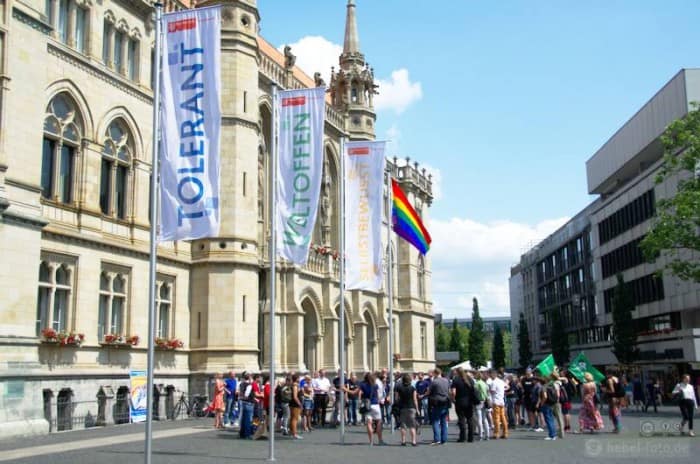 Die Flaggen vor dem Rathaus wehen bis zum Sommerlochfestival. Foto: Andreas Hebestreit
