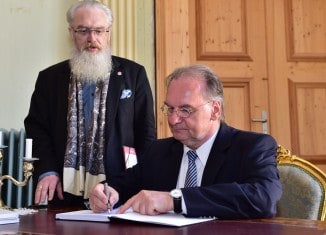 Sachsen-Anhalts Ministerpräsident Dr. Reiner Haseloff trägt sich im Beisein von Prof. Dr. h.c. Gerd Biegel als Erster in das neue Goldene Buch von Schloss Blankenburg ein. Foto: Andreas Greiner-Napp