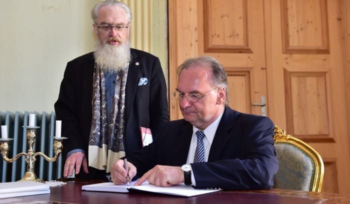 Sachsen-Anhalts Ministerpräsident Dr. Reiner Haseloff trägt sich im Beisein von Prof. Dr. h.c. Gerd Biegel als Erster in das neue Goldene Buch von Schloss Blankenburg ein. Foto: Andreas Greiner-Napp