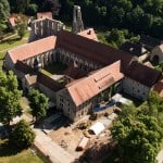 Ein Blick von oben auf Kloster und Grabung. Foto: Knut Bussian