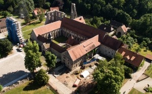 Ein Blick von oben auf Kloster und Grabung. Foto: Knut Bussian