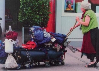 Menschen auf der Straße von Karin Powser. Foto: Katalog