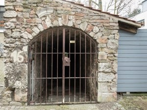 Stadtturm, durch den der gedeckte Wehrgang führt. Foto: Peter Sierigk