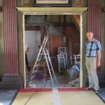 Dr. Ulrich Thiele, Vorsitzender von TonArt, vor dem Loch in der Nordwand des Festsaals. Foto: Markus Gröchtemeier