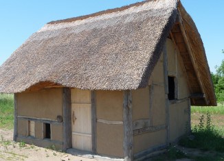 Das mittelalterliche Grubenhaus ist fertig gedeckt und verputzt. Foto: Landkreis Helmstedt