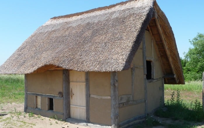 Das mittelalterliche Grubenhaus ist fertig gedeckt und verputzt. Foto: Landkreis Helmstedt