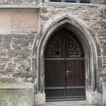 Die „Brauttür“ der Pfarrkirche von St. Michaelis mit Inschrift zum Umbau 1379. Foto: Peter Sierigk