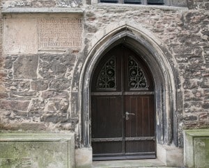 Die „Brauttür“ der Pfarrkirche von St. Michaelis mit Inschrift zum Umbau 1379. Foto: Peter Sierigk