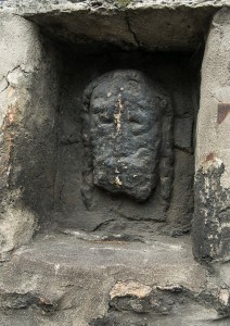 Das verwitterte Relief stellt Jesus Christus dar. Foto: Peter Sierigk