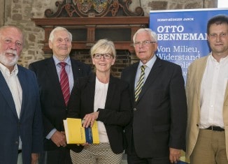 Bei der Buchvorstellung in der Dornse des Altstadtrathauses (von links) Dr. Rainer Zirbeck, der Autor Dr. Horst-Rüdiger Jarck, Kulturdezernentin Dr. Anja Hesse, Präsident der Braunschweigischen Stiftung Gerhard Glogowski und Archivdirektor Dr. Henning Steinführer. Foto: Peter Sierigk