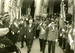 Otto Bennemann als Oberbürgermeister 1956 beim Schützenumzug im Ehrenwagen. Foto: Stadtarchiv G IX 76_733