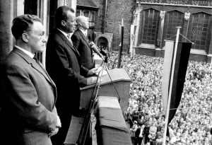 Otto Bennemann 1961 mit Willy Brandt und Walter Schmidt (vorne) bei einer Wahlkampfveranstaltung auf dem Burgplatz. Foto: Stadtarchiv G IX 76_734_1961_0001