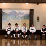 In bayrischen Trachten und mit schönem Alpenblick: Die German-American Society in Nebraska zelebriert deutsche Traditionen. Foto Birte Hennigs