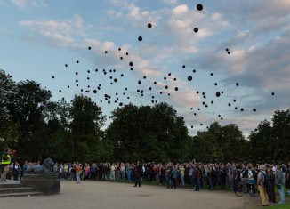 Am Löwenwall ließen die Stadtfinder hunderte von Luftballons steigen. Foto: Justus Zeemann