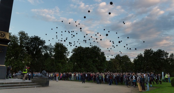 Am Löwenwall ließen die Stadtfinder hunderte von Luftballons steigen. Foto: Justus Zeemann